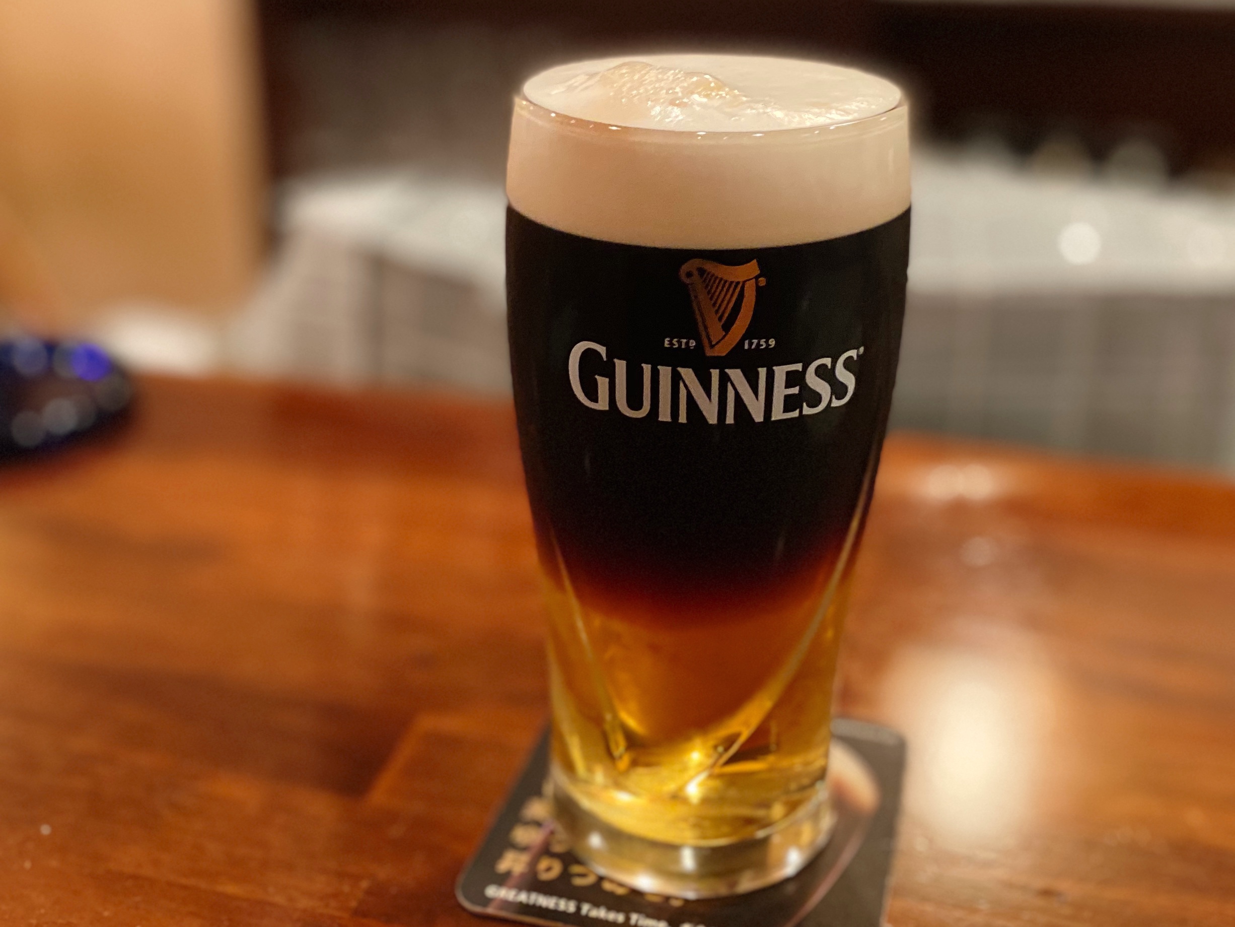 遊酒 β (ゆうしゅべー)のエーデルピルスととギネスのハーフアンドハーフ